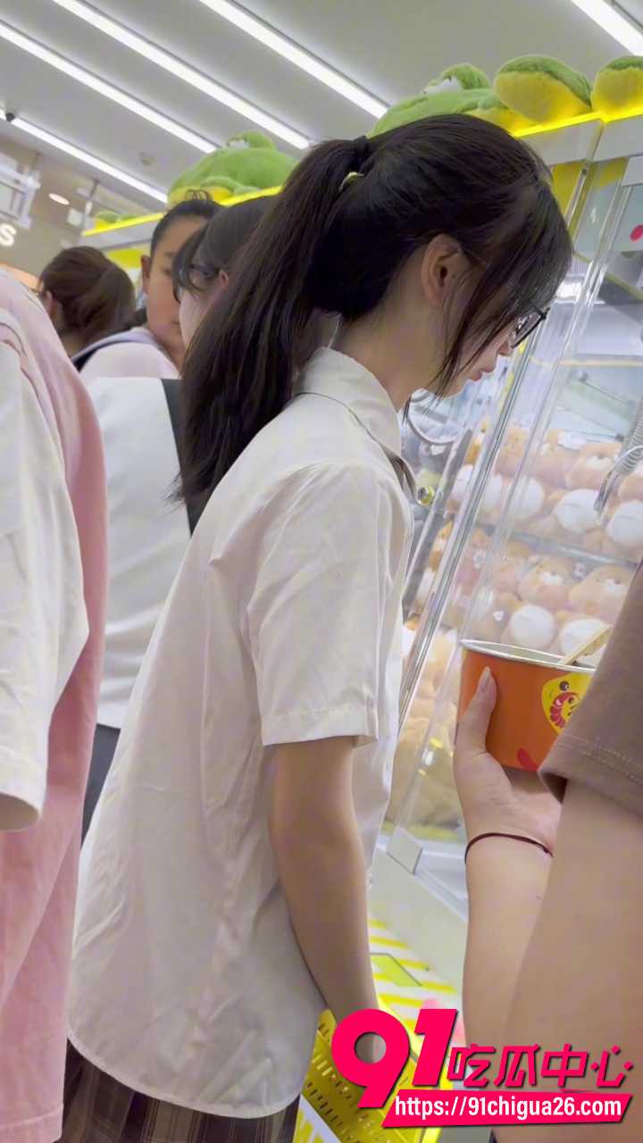 高颜值美女短裙白丝内裤走光1
