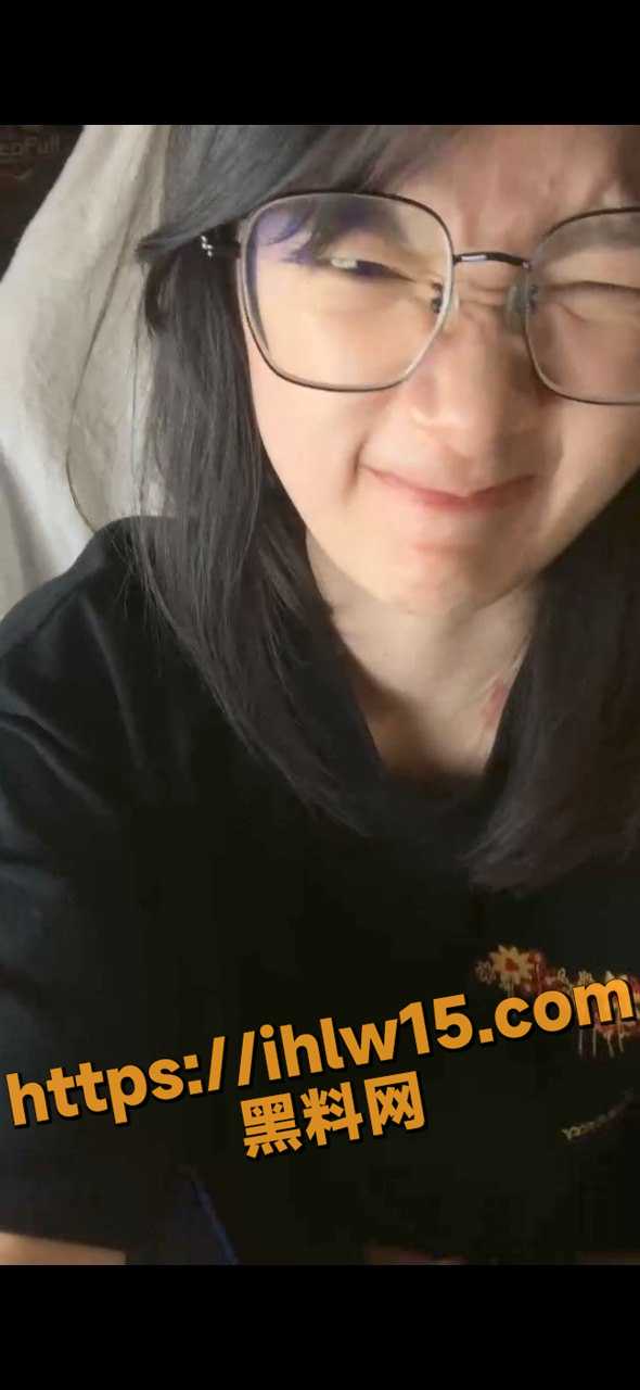 白嫩眼镜学生妹 内心藏着放荡的基因 乖乖女外表 却和别人网调抠逼