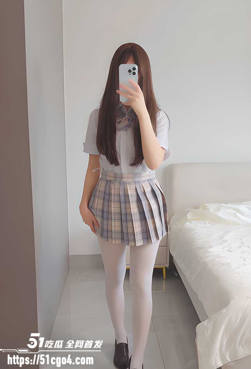 清纯JK美女 米胡桃 自慰大片 拉起裙摆露无毛粉穴 手指猛肉花蒂大屌狂插蜜洞