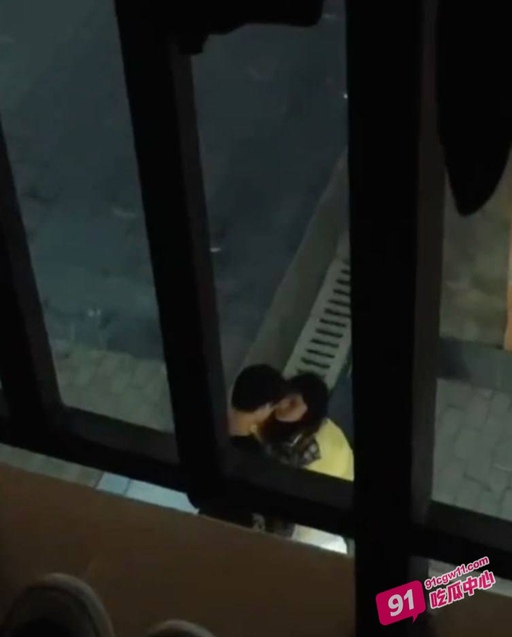 广西建设职业技术学院情侣校园野战被拍 小女友主动蹲地口交相当之饥渴！ 配图5