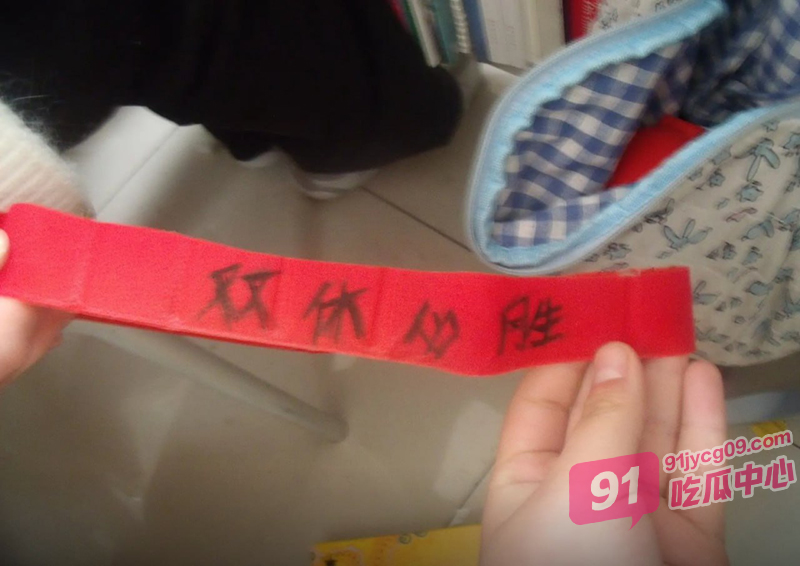 河南汝州中学上千学生撕书抗议 学生高喊口号“我们要回家” 配图2