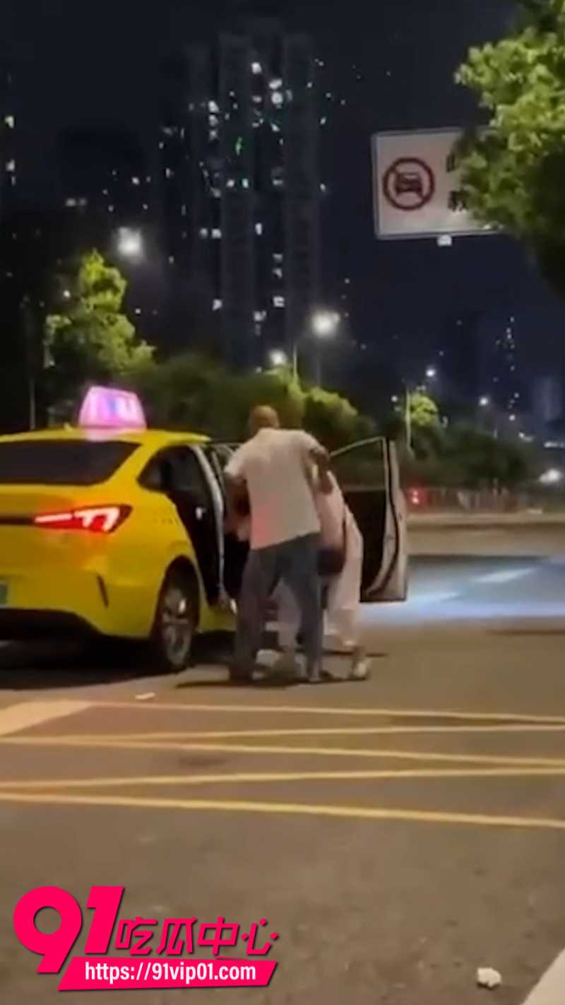 重庆街头一位大爷跟老婆吵架气的当场心脏病发作4