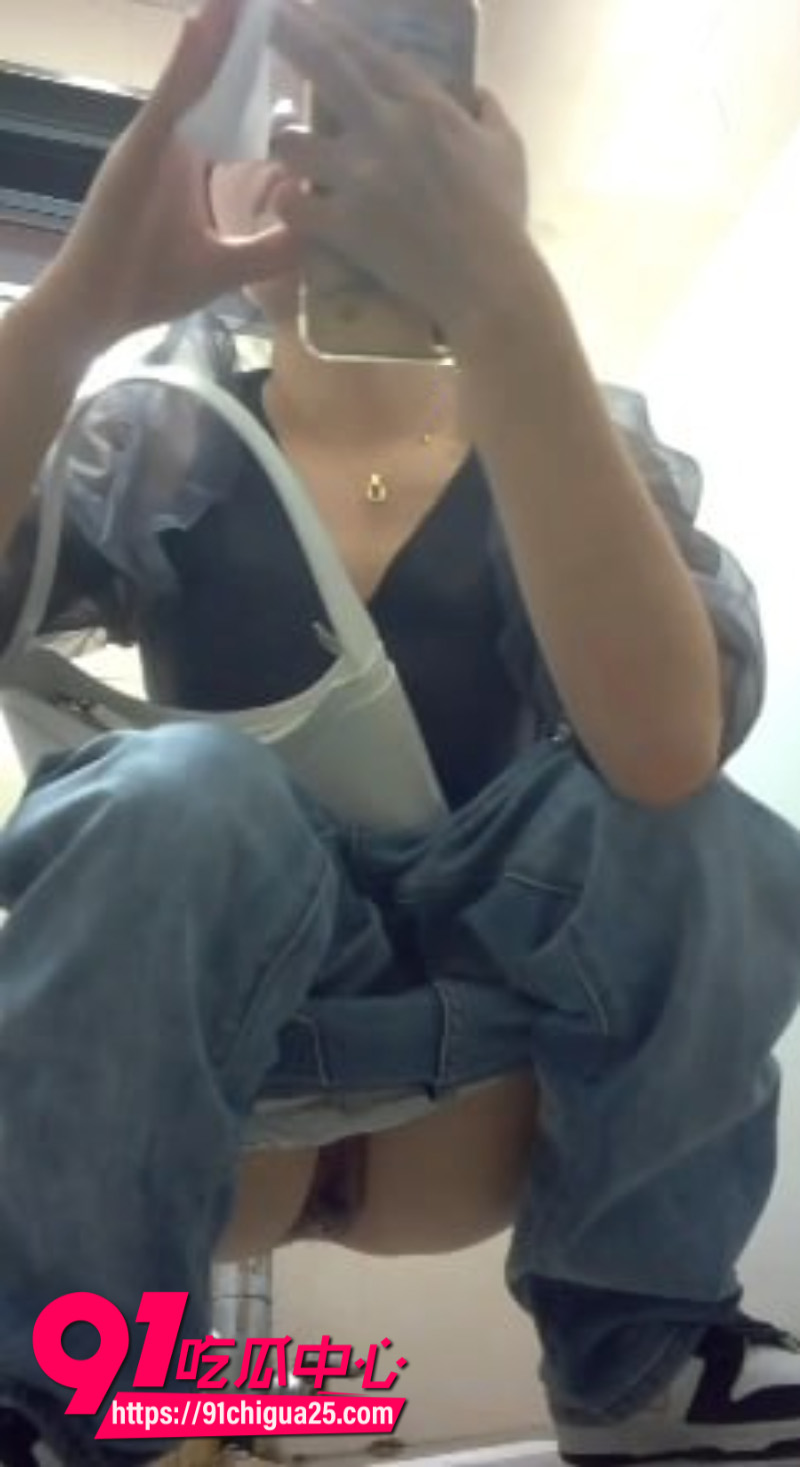 厕拍大神在商场女厕所安装摄像头偷拍美女尿尿2 厕拍大神在商场女厕所安装摄像头偷拍美女尿尿2