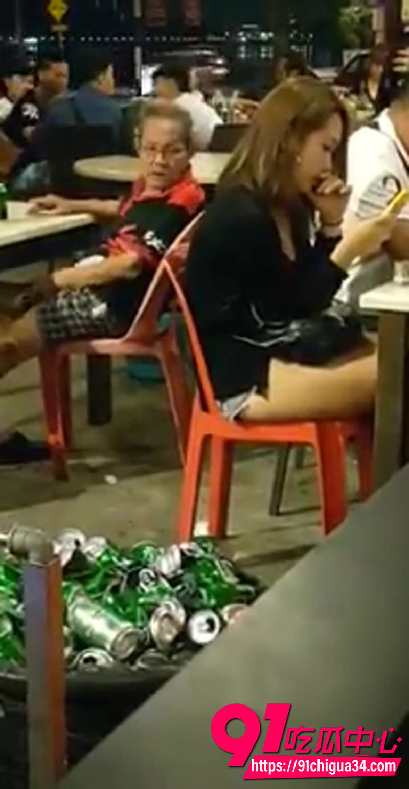 夜市老头打飞机视频 老色批旁若无人意淫美女 户外露出撸鸡巴被偷拍 夜市老头打飞机视频 老色批旁若无人意淫美女 户外露出撸鸡巴被偷拍