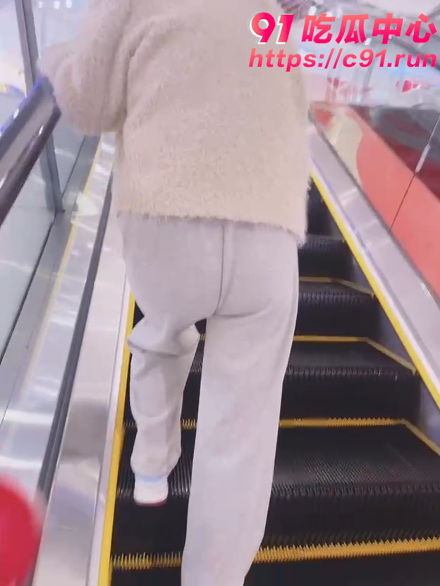 妹妹的第一次给了我～真实乱伦之商场里给妹妹带跳蛋！