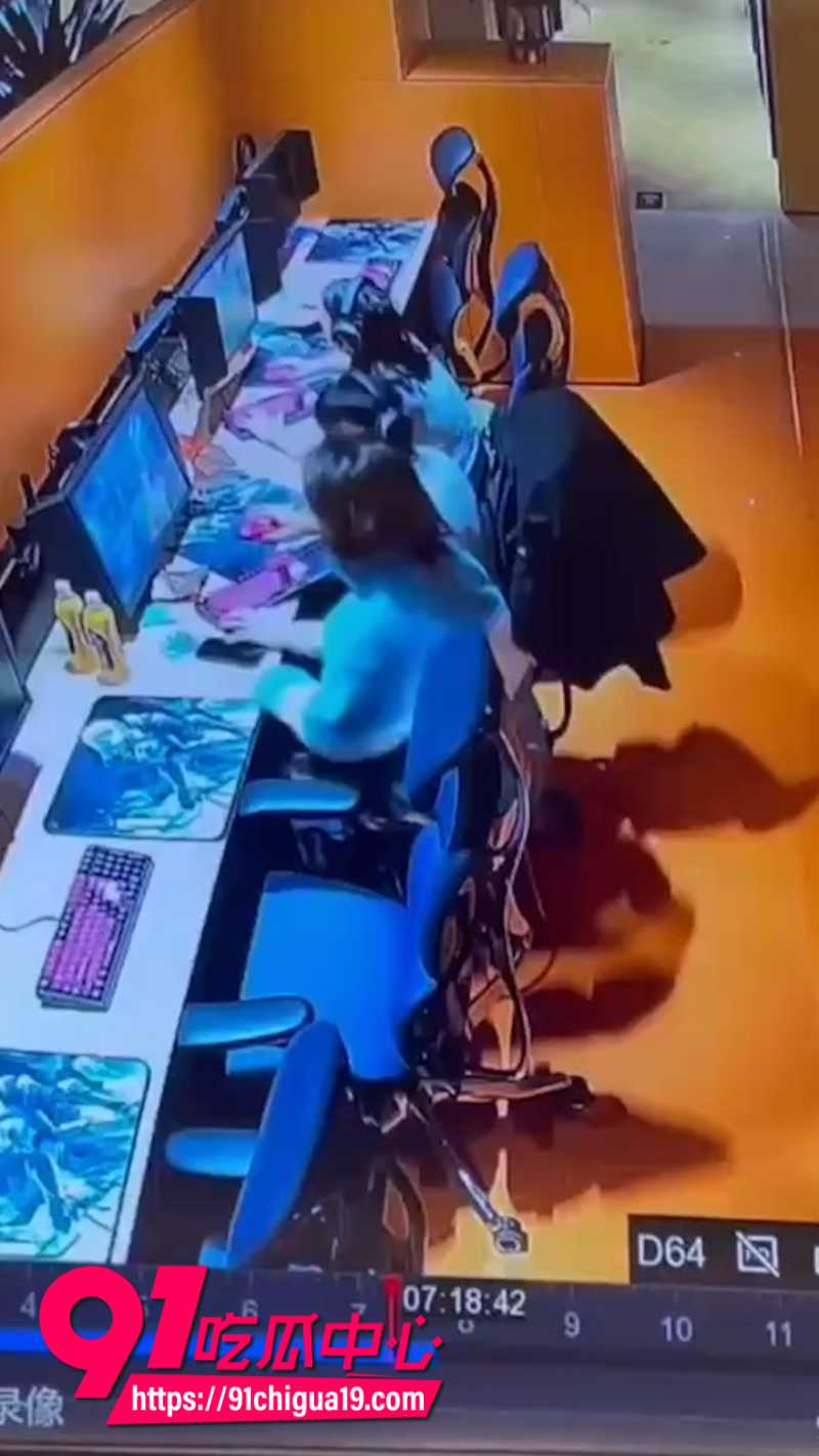 湖南岳阳一男子在网吧包间打游戏时被女子性骚扰10 湖南岳阳一男子在网吧包间打游戏时被女子性骚扰10