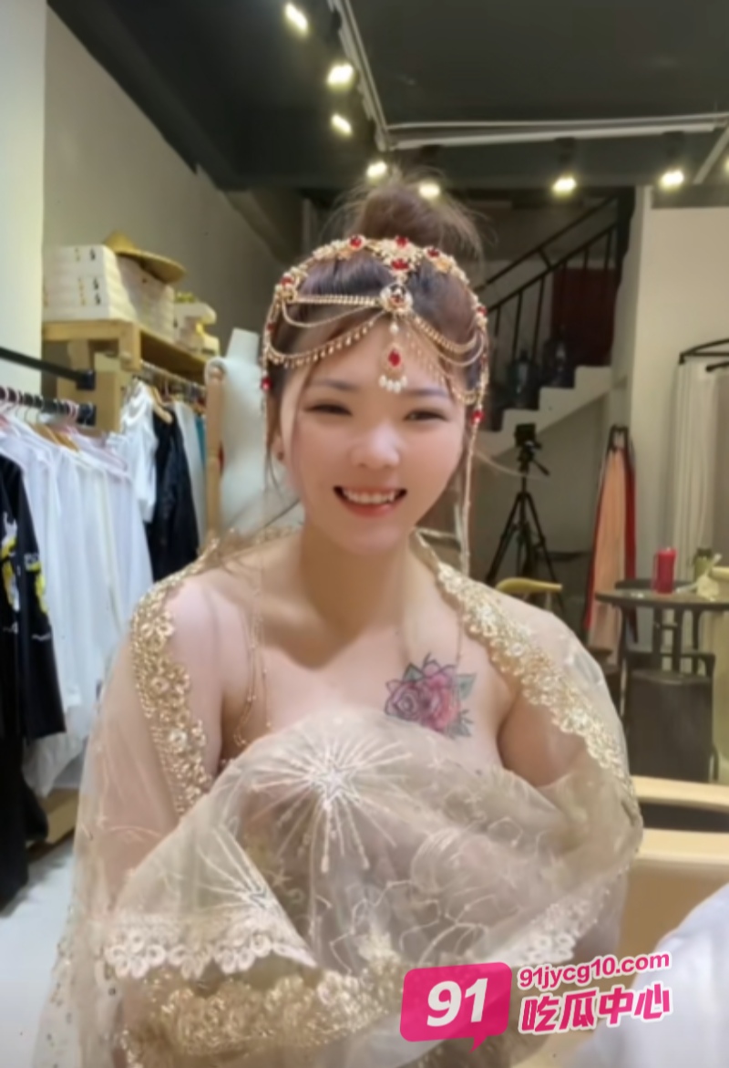 抖音主播糖妹 赤裸丰满的肉体对镜淫舞 看得眼珠子都直了！ 配图2