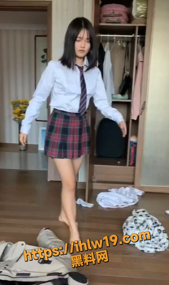 粉嫩清纯00后JK学生妹 生疏的动作害羞的表情 回忆那高中时青涩的经历!