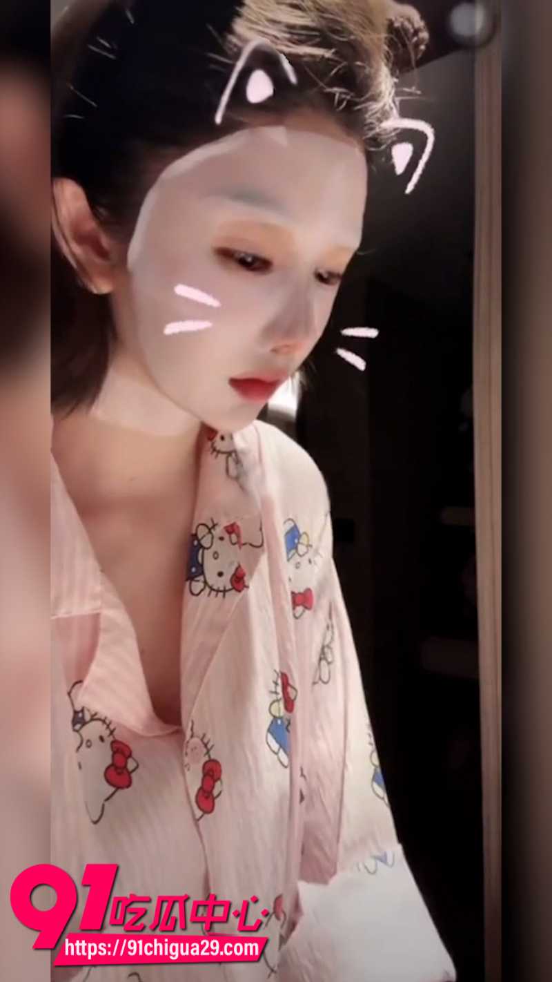 抖音170万粉丝网红梦希直播洗手不慎走光6
