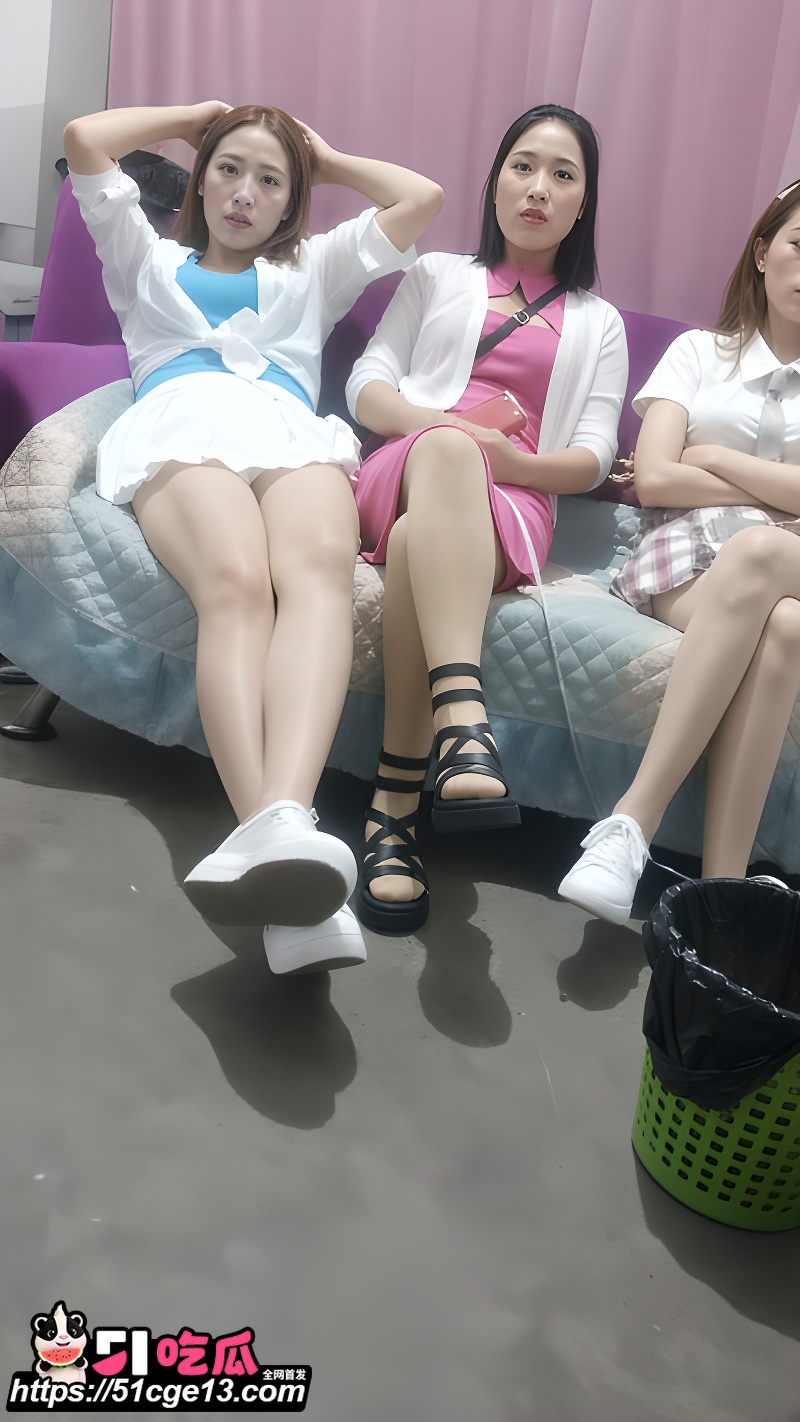 城中村嫖娼偷拍 花式猛干JK制服少妇 压在身下多姿势打桩狂草 被干到失神！