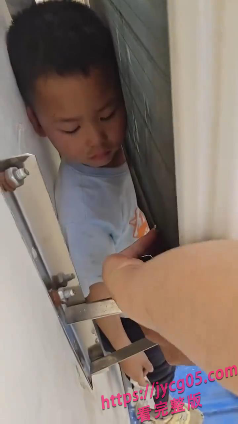 5岁孩子捉迷藏离奇卡进空调外机！消防员哭笑不得展开救援！ 配图2