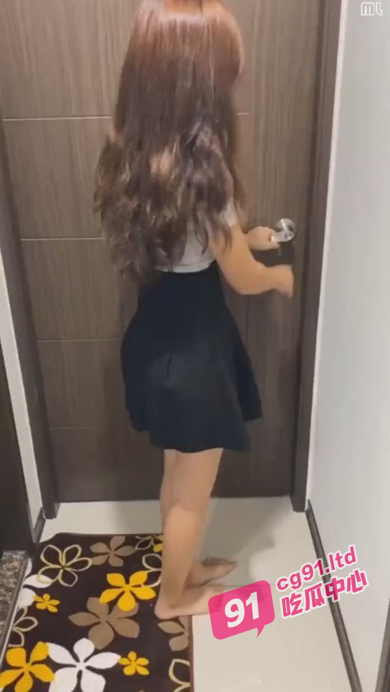 乱伦推荐～妹妹趁姐姐睡觉偷情姐夫 当着姐姐的面被姐夫爆操小穴！