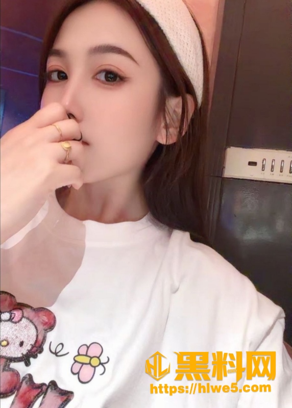 浙江宁波极品反差婊 李晶 跪舔吸屌 床上趴姿被后入插到高潮
