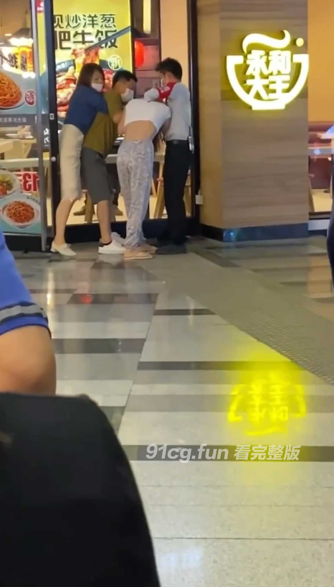 永和大王门口时间管理大师抓奸 女子陪男友逛街撞正妻 直接上演男女街头争霸战