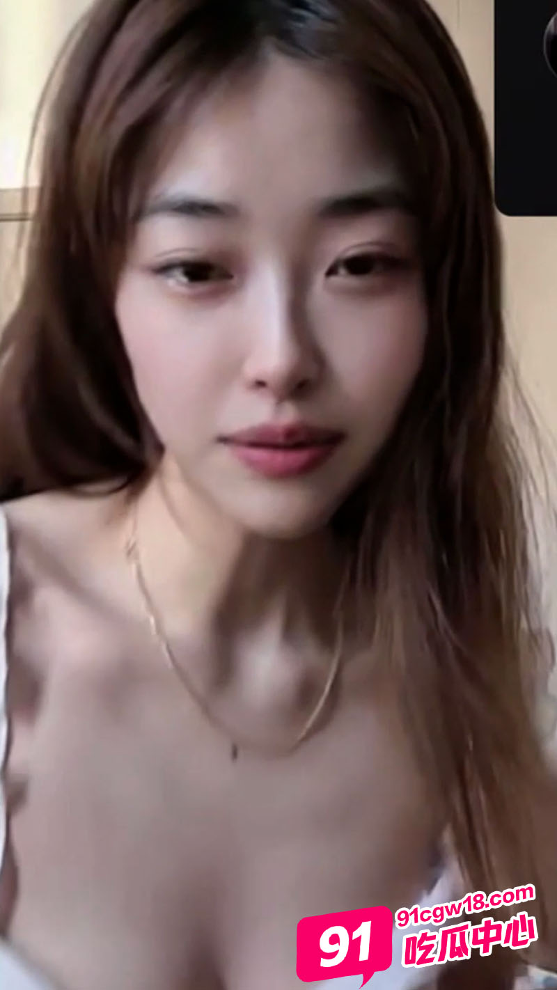 南京职业大学王佳琴 与男友激情裸聊 粉粉嫩嫩的巨乳骚出天际！