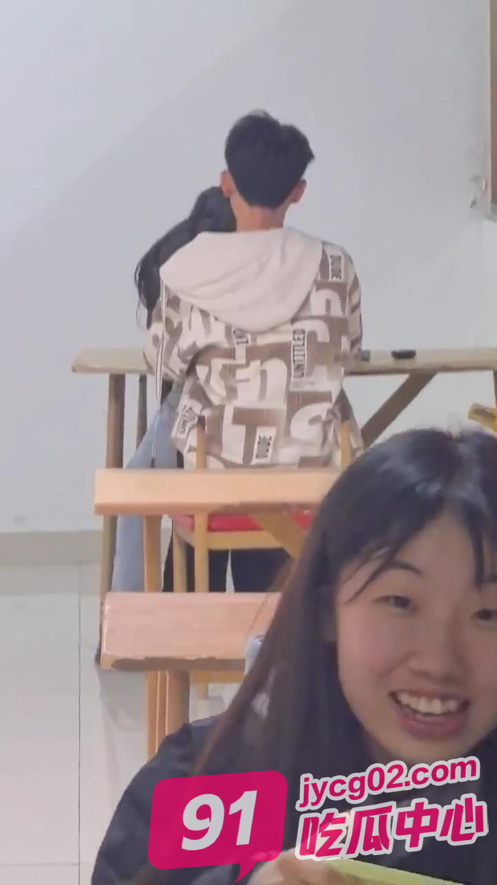 做自己的爱让别人拍去吧 小情侣餐馆欲火高涨无视路人激情互啃~ 配图