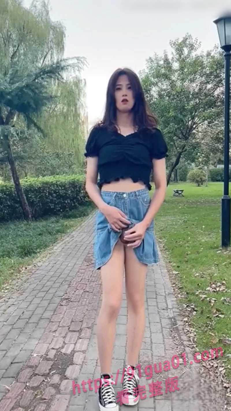 伪娘CDxiaoxun公园露出 边走边撸火辣身段若隐若现!