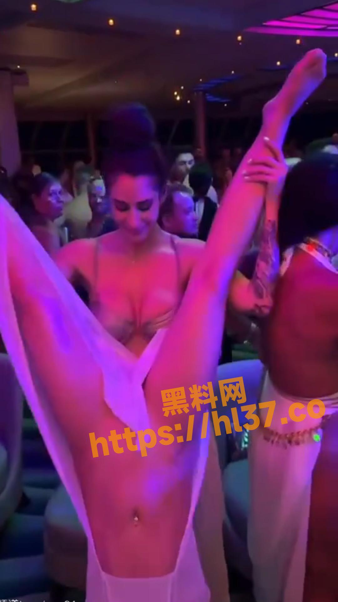 欧美 真人大型淫骚派对 众人真空出席 玩的就是一个刺激！