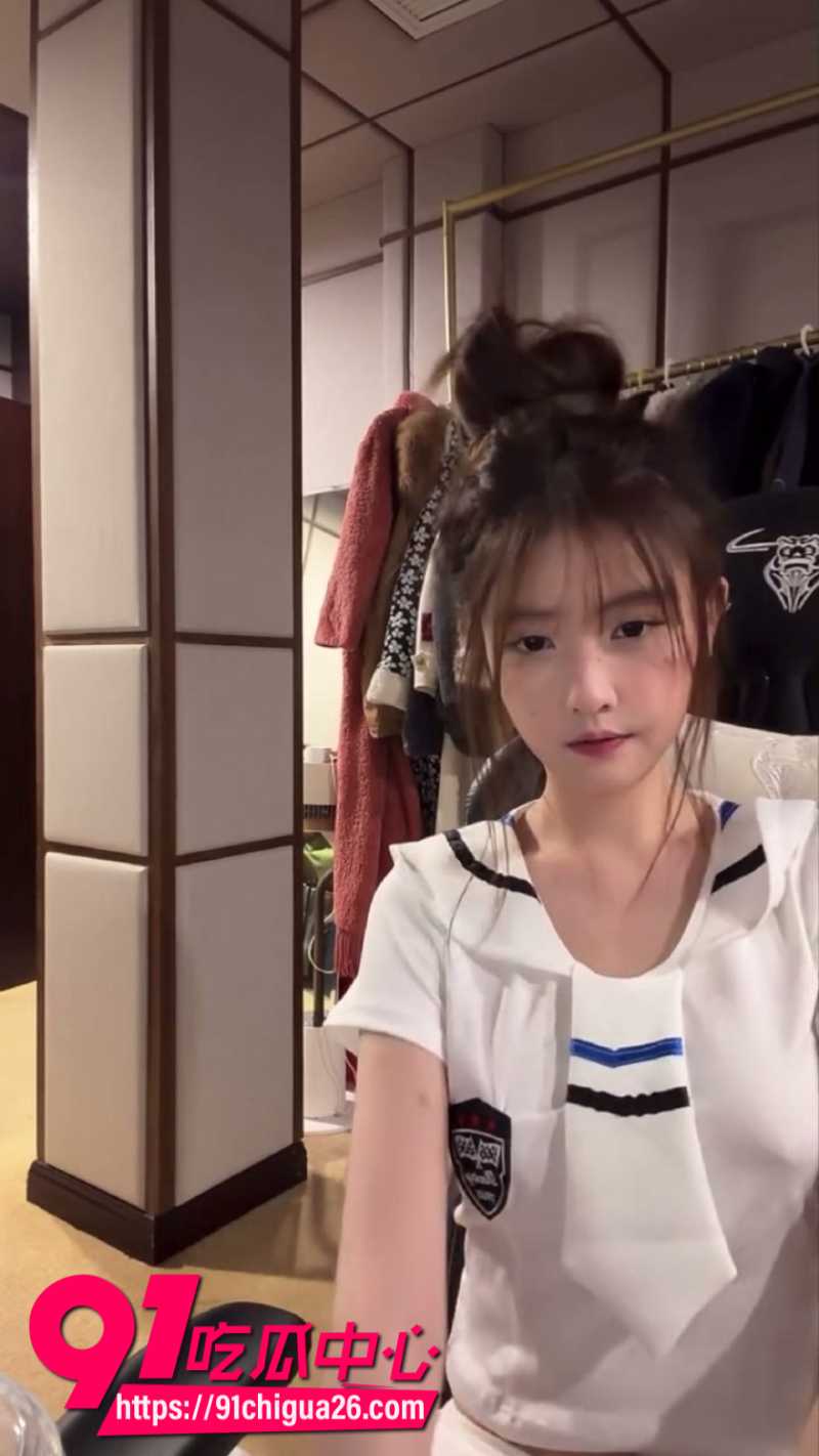 抖音847W粉丝女网红杀猪饲料直播走光6
