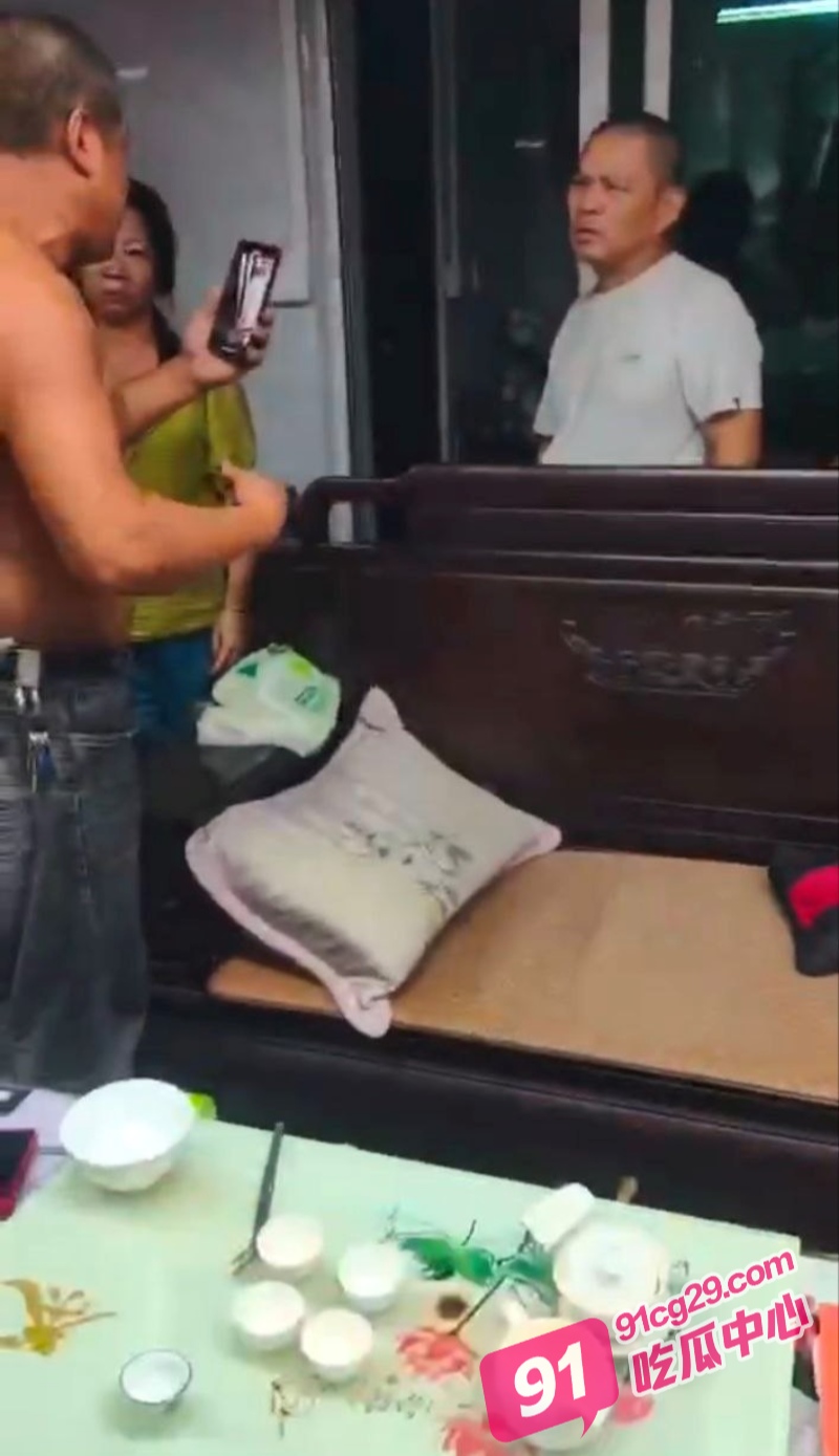 潮州中学老师杨浩骚扰超市美女老板娘 被老板娘公公上门抓奸！ 配图3