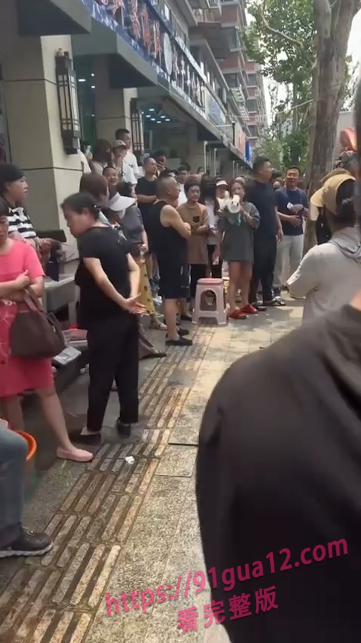 天津公公三观炸裂!儿子出轨反怪儿媳无能!被娘家人闹到店里堵门!