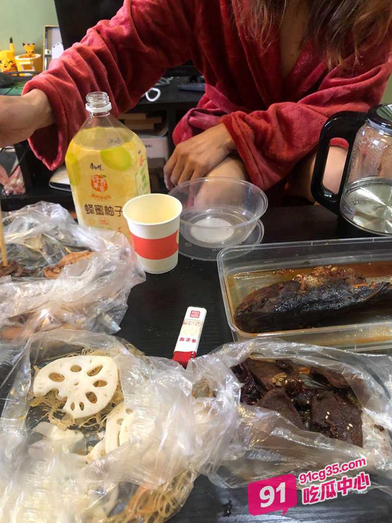 海角母子乱伦～大孝子舍不得老妈忍受寂寞 “妈妈 我来满足你吧” 配图4