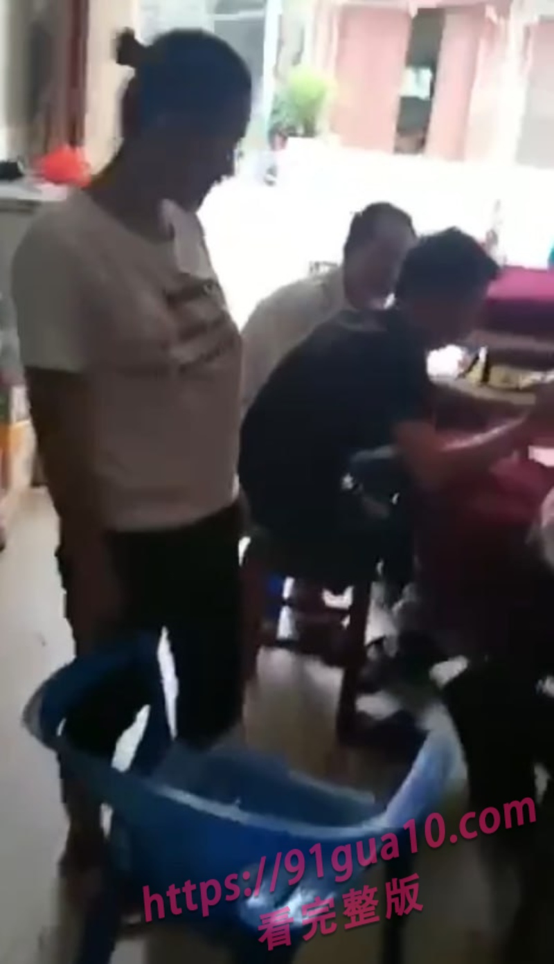 哺乳期少妇精神失常 竟跑麻将馆做出这种事 炸裂现场视频流出