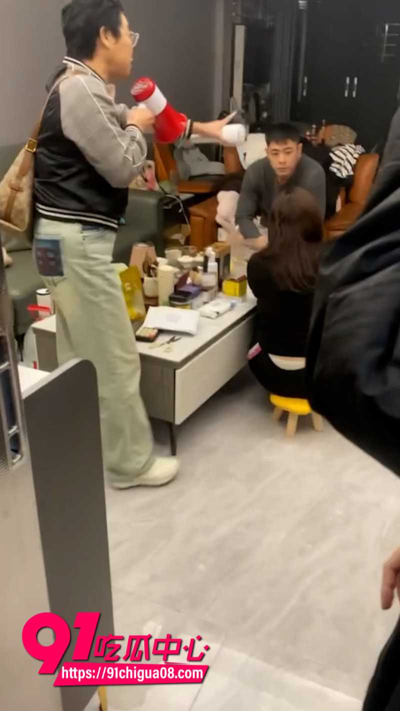 潮汕帽子叔叔出轨被原配抓奸在床8 潮汕帽子叔叔出轨被原配抓奸在床8