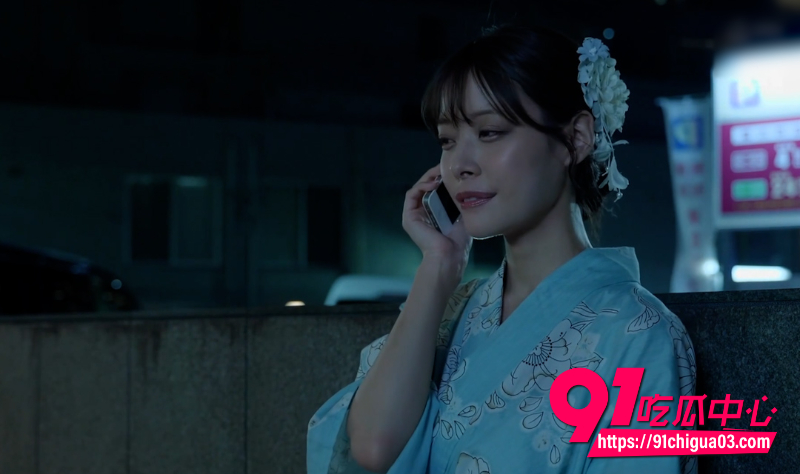 在烟火大会上突降暴雨 我与已订婚的老师躲进同一间客房 浑身湿透地疯狂做爱直到天亮
