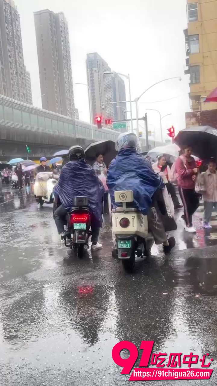 路怒男下车发飙直接被按在地上狠打3 路怒男下车发飙直接被按在地上狠打3