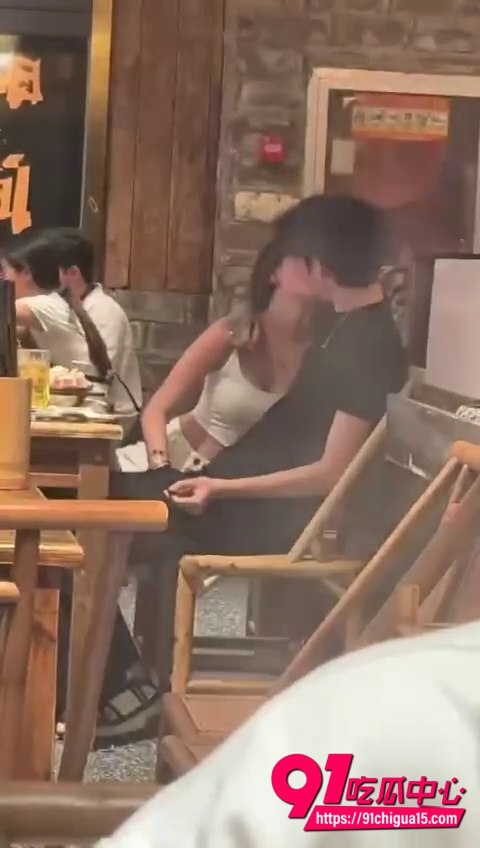 眼镜妹餐厅摸男生鸡巴视频2 眼镜妹餐厅摸男生鸡巴视频2