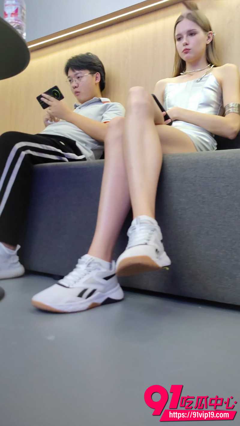 摩托车展抄底偷拍外国车模 银色超短裙下黑色内裤若隐若现 肉感美臀尽收眼底！