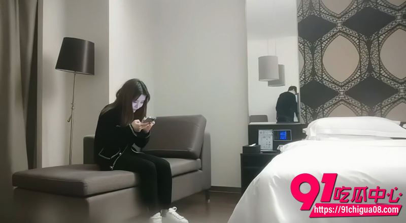 利哥探花 时隔半月再约兼职大奶妹 酒店重逢熟客风骚依旧 巨乳晃荡猛烈抽插至哭喊不止！