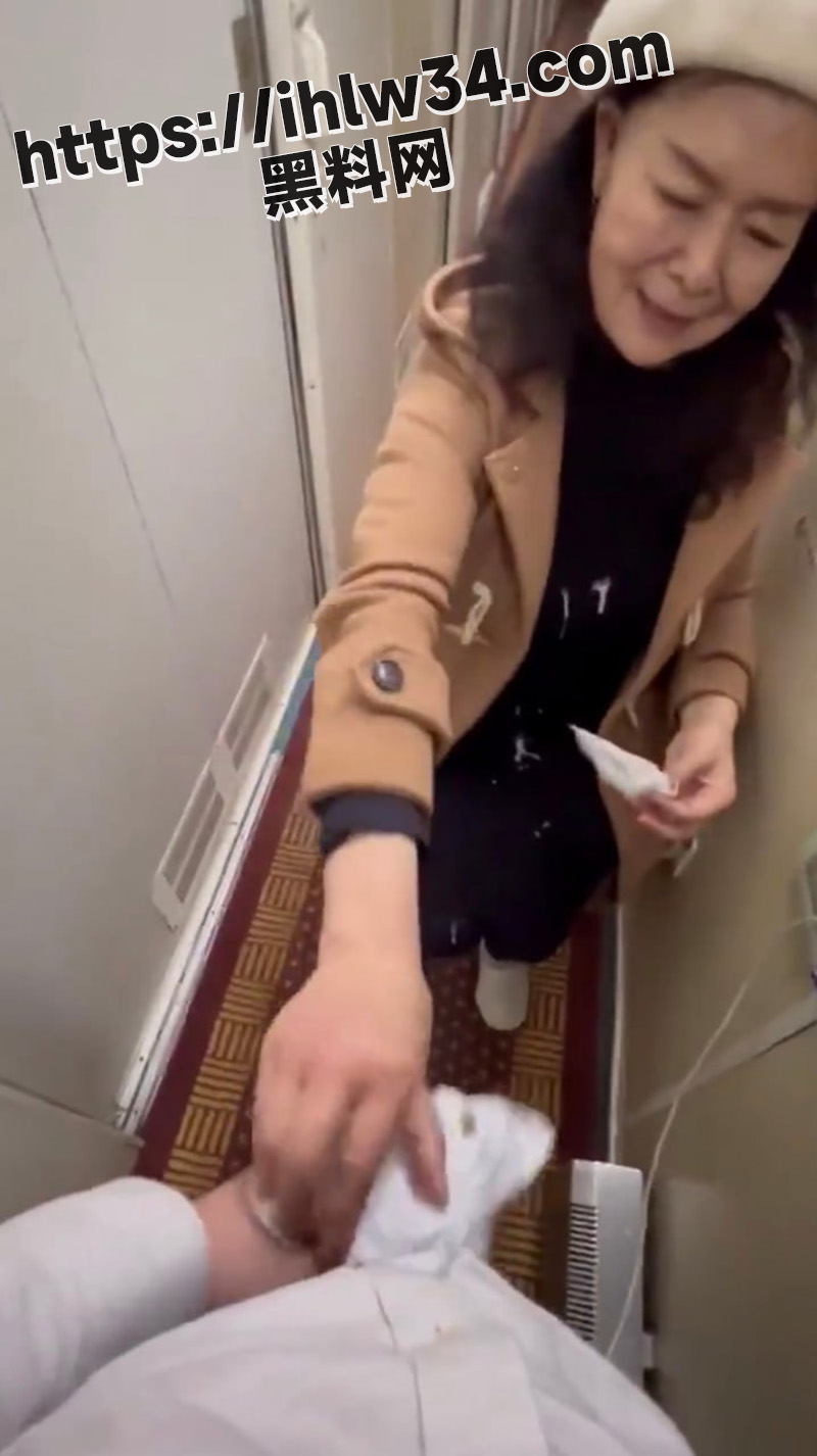 饥渴久了看什么都风韵犹存 男子火车上与老奶奶调情！ 兄弟是真饿了～