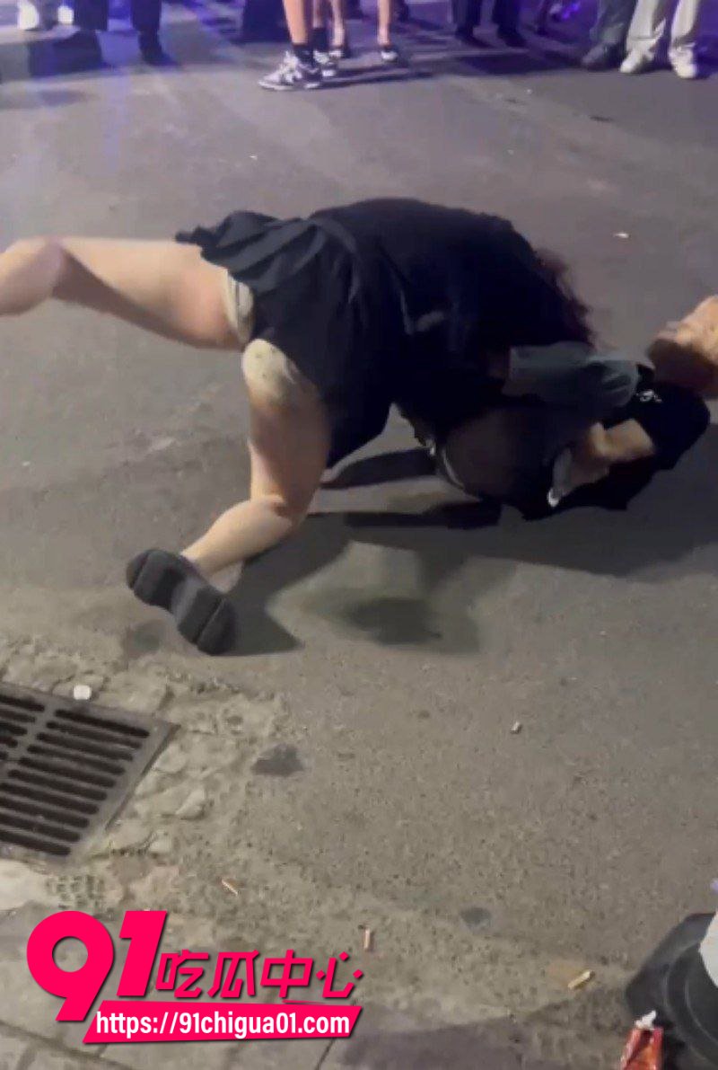 彪悍小仙女 当街暴打黄毛精神小伙 妹子战斗力爆棚 全程碾压