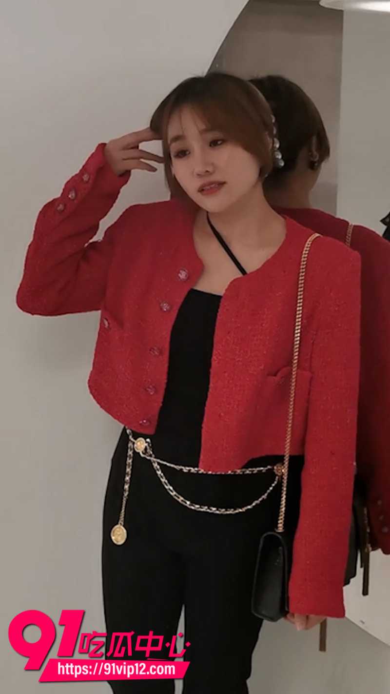 厕拍大神在办公楼女厕偷拍多位美女职员尿尿1