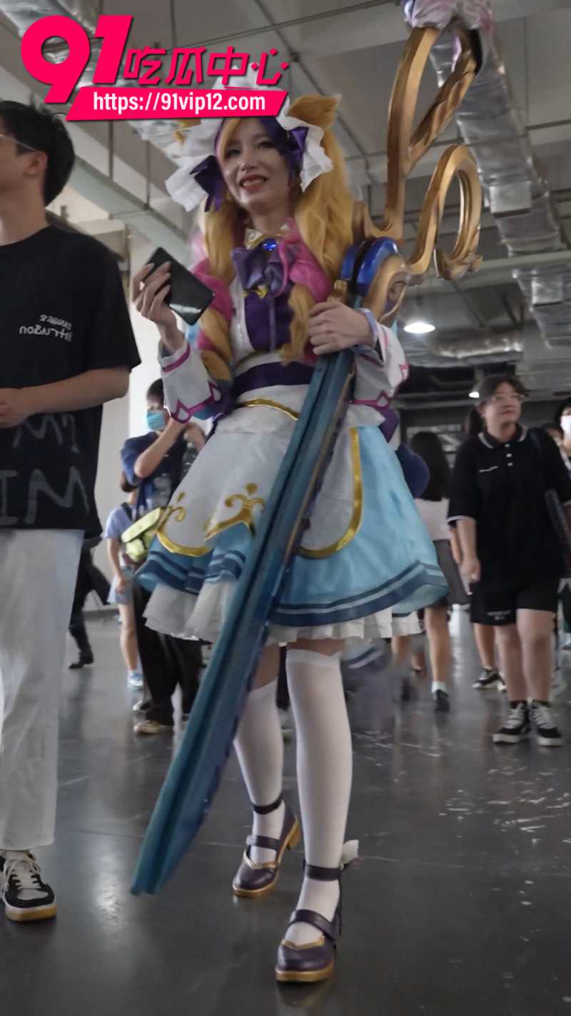 抄底大神漫展抄底偷拍英雄联盟女COSER格温2