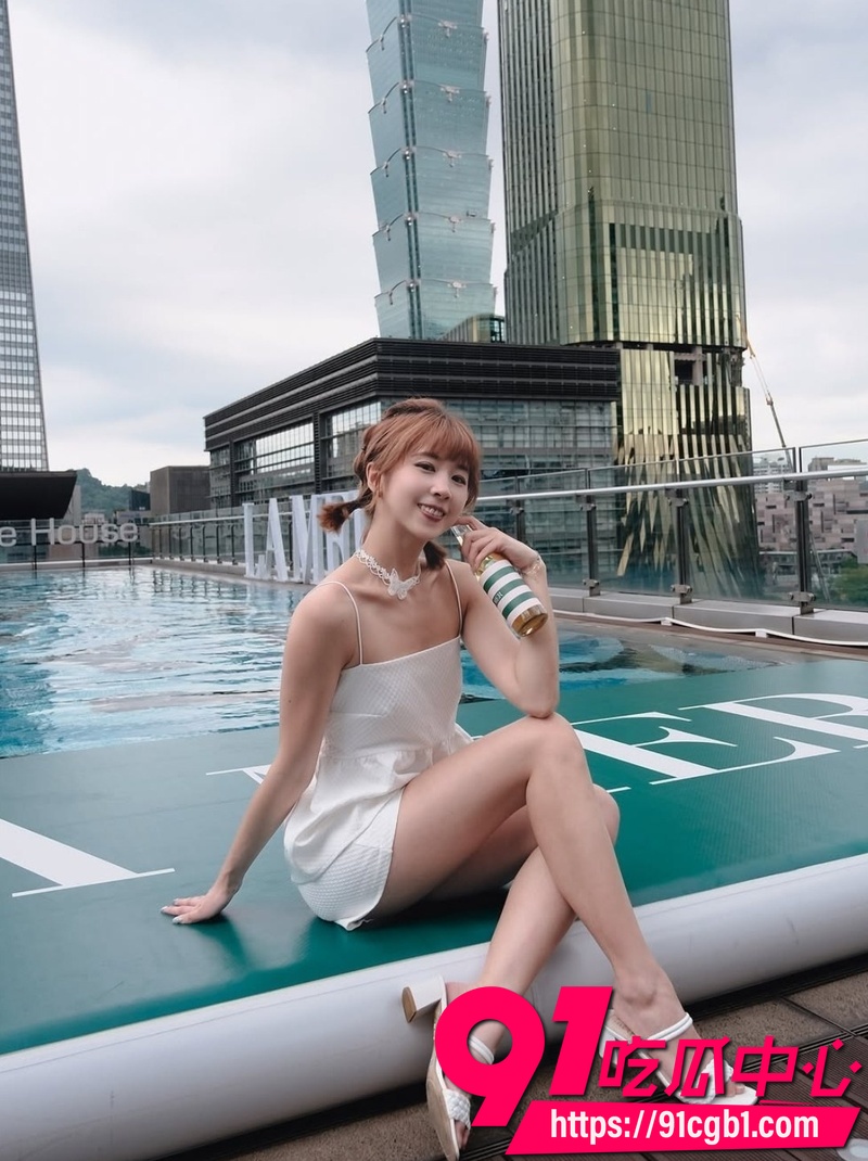 酒店自拍露脸口交无套做爱视频外流 高颜值巨乳博主提扶妮69超骚大屁股被操上下抖动5 酒店自拍露脸口交无套做爱视频外流 高颜值巨乳博主提扶妮69超骚大屁股被操上下抖动5