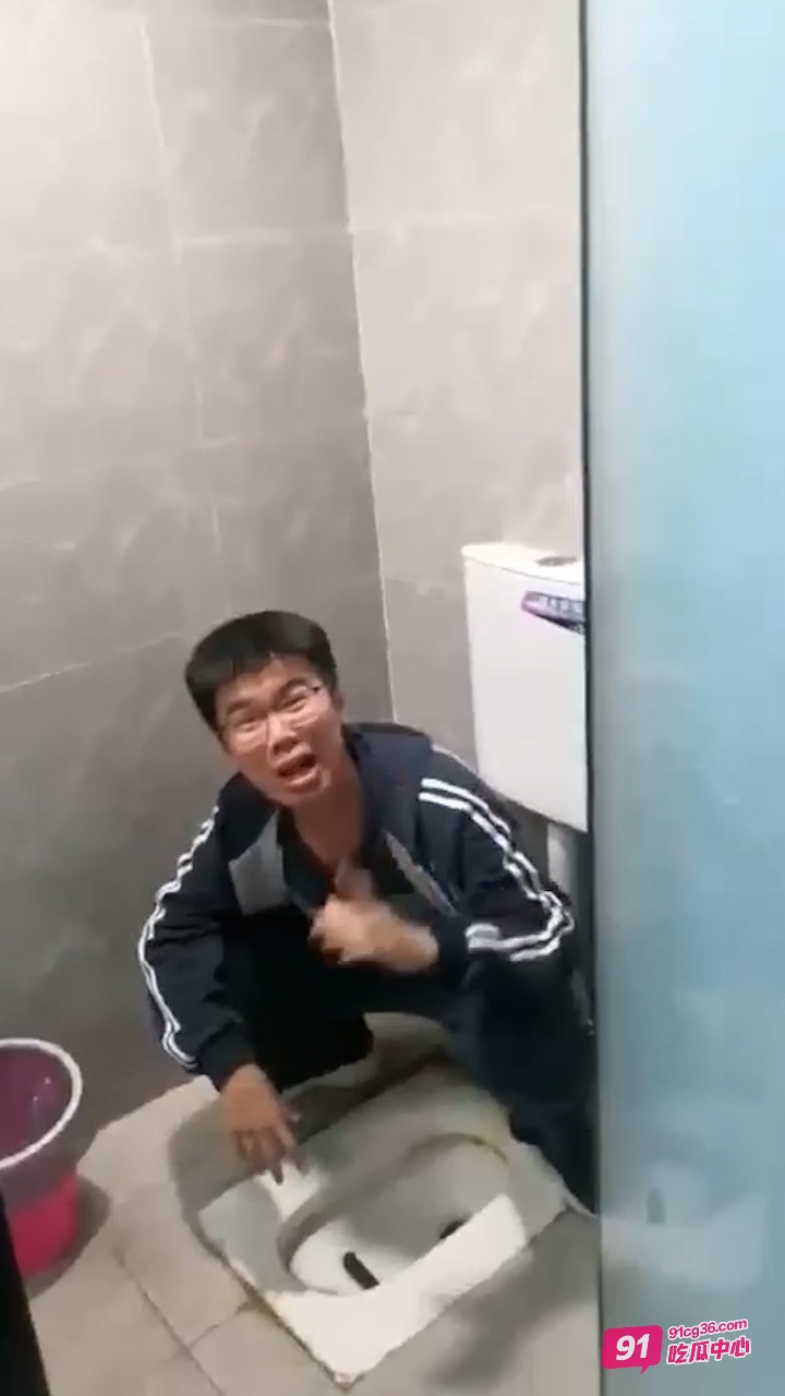 极度重口 杭州四中变态男直播吃屎 视频被录下后全校疯传！