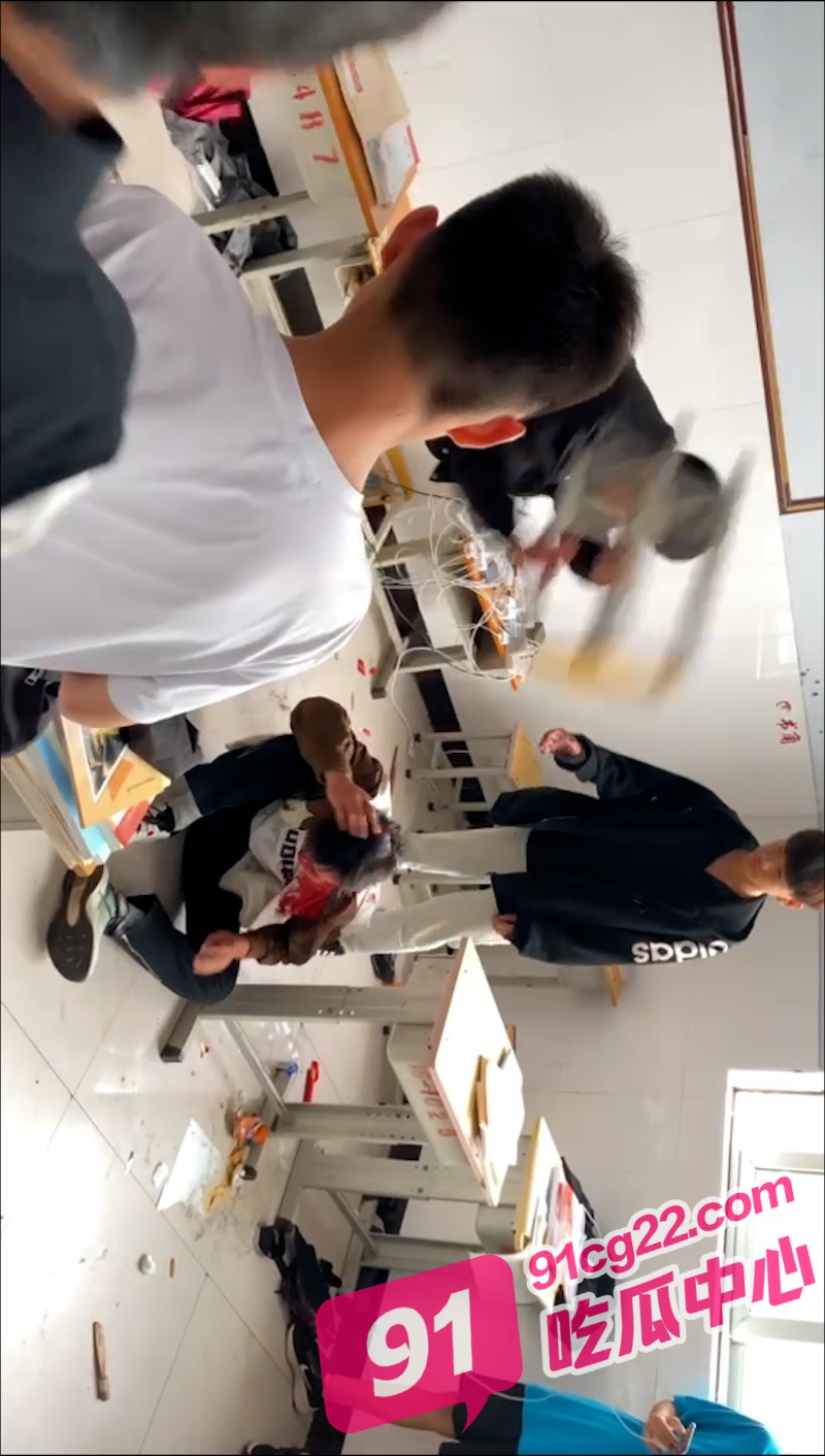 鹤壁职业技术学院校园欺凌事件 教室用凳子把同学打进ICU 小孩子的心这么狠？