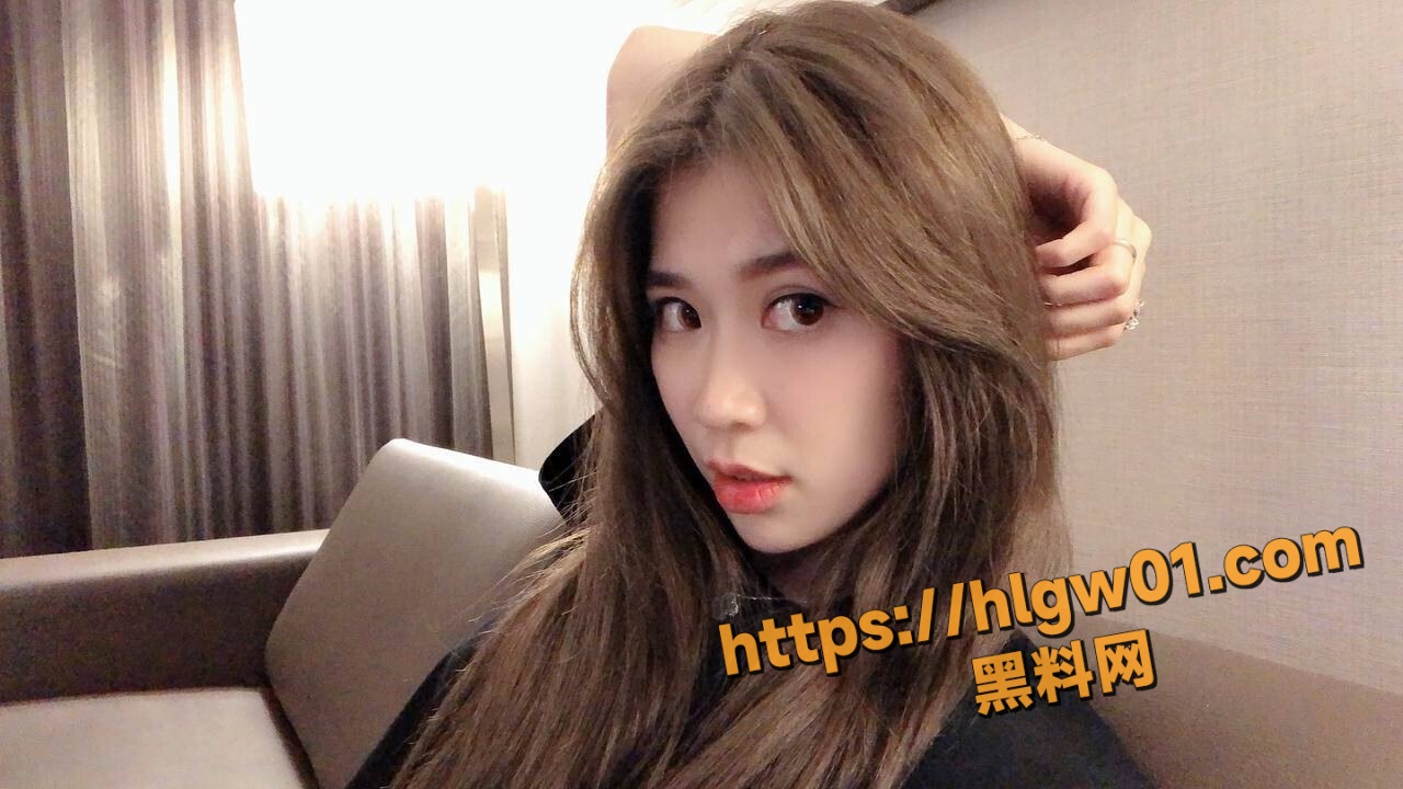 江苏某高校极品班花被三个人连续开发过 多姿势爆操还有sm牵着狗链舔脚 大鸡巴一直甩脸 太有感觉了