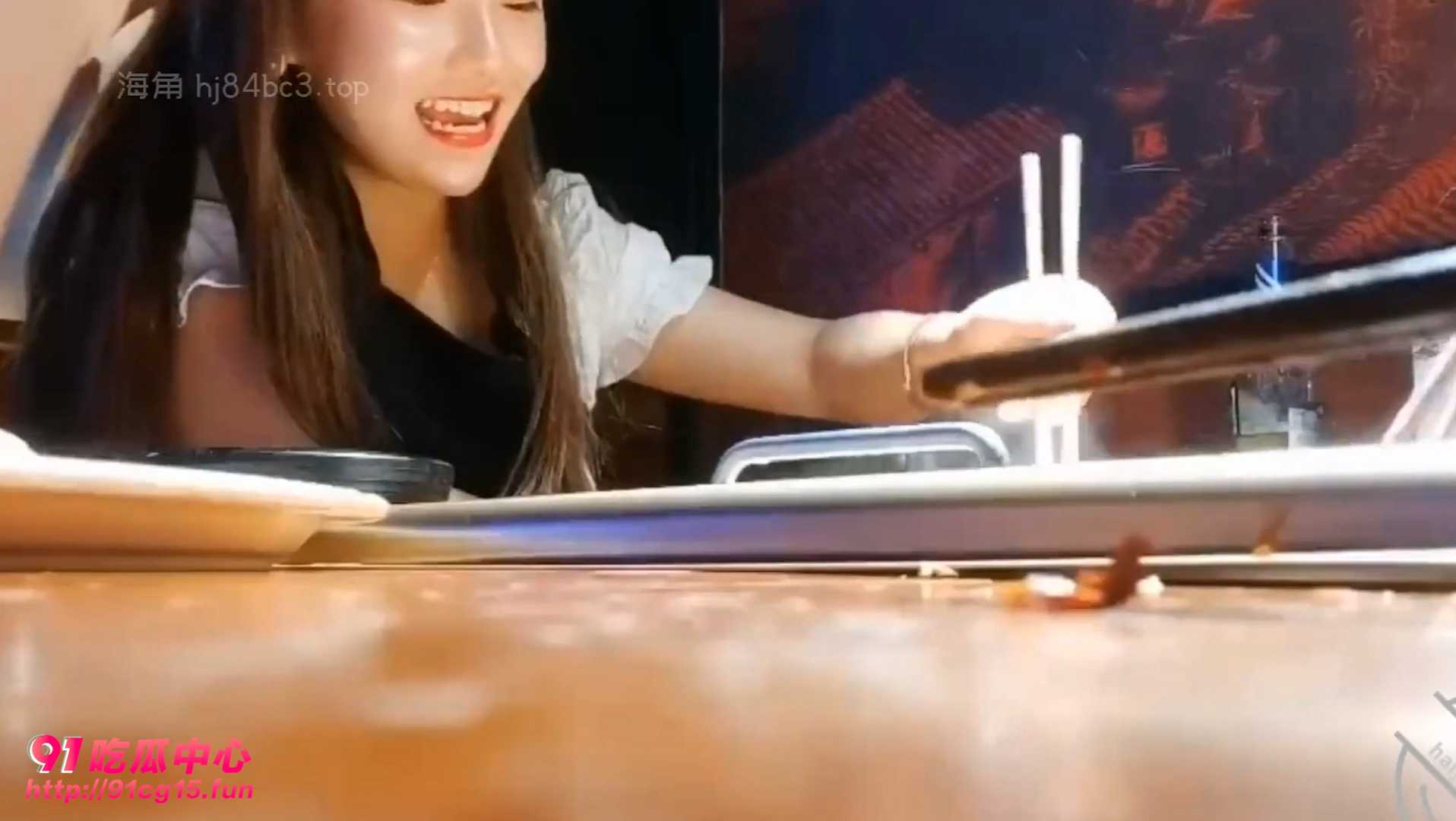 朋友妻随便骑～约见好兄弟的漂亮女友吃火锅 氛围到了直接奔向酒店！ 真实记录～