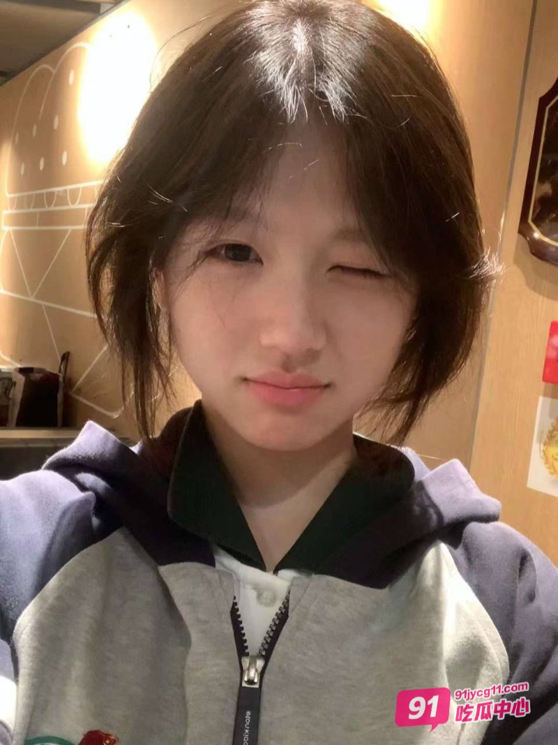 河北燕山大学陈珊珊酒店约炮！跪地口交侍奉简直淫荡极了！