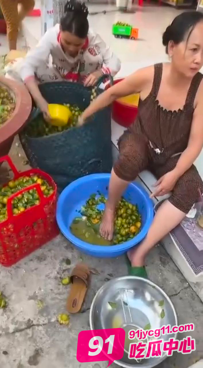 泰国街头特色美食榨金桔 阿姨你脚洗干净了吗？ 配图
