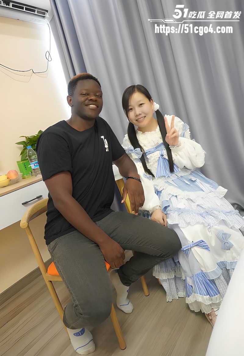 抖音媚黑网红 冰凌紫萱 挑战黑人肉棒 2 抖音媚黑网红 冰凌紫萱 挑战黑人肉棒 2