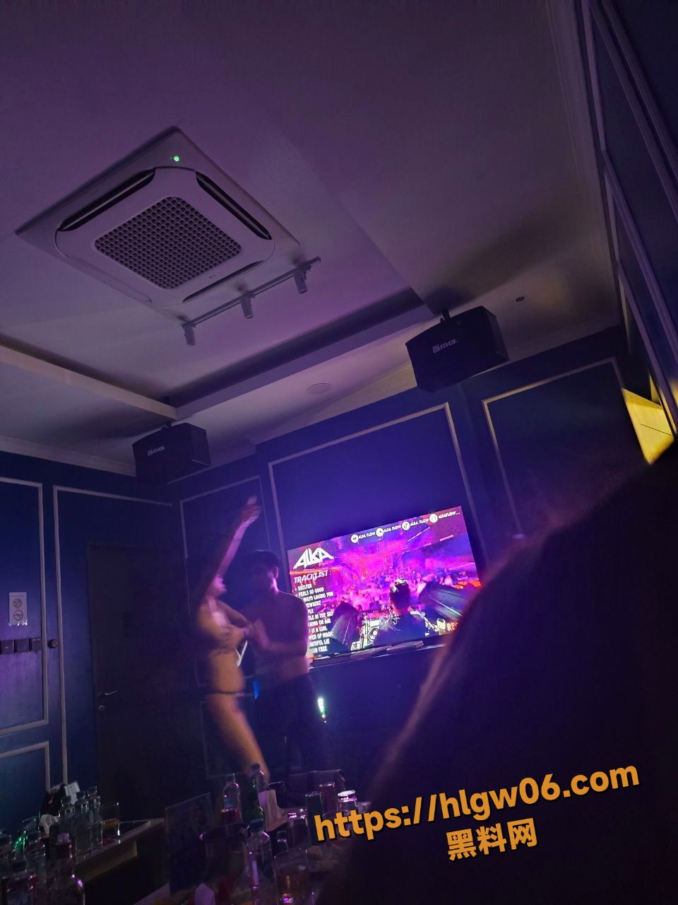 北京天上人间KTV 一晚消费十万的娱乐场所 VIP包厢多人淫乱 陪酒小姐裸舞做爱 土豪自拍视角流出