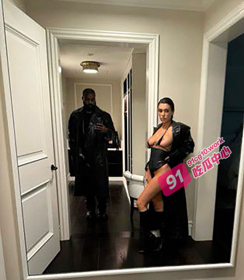 Kanye West 侃爷的妻子 Bianca Censori 下半身只穿透视黑丝袜 露出私处逛巴黎