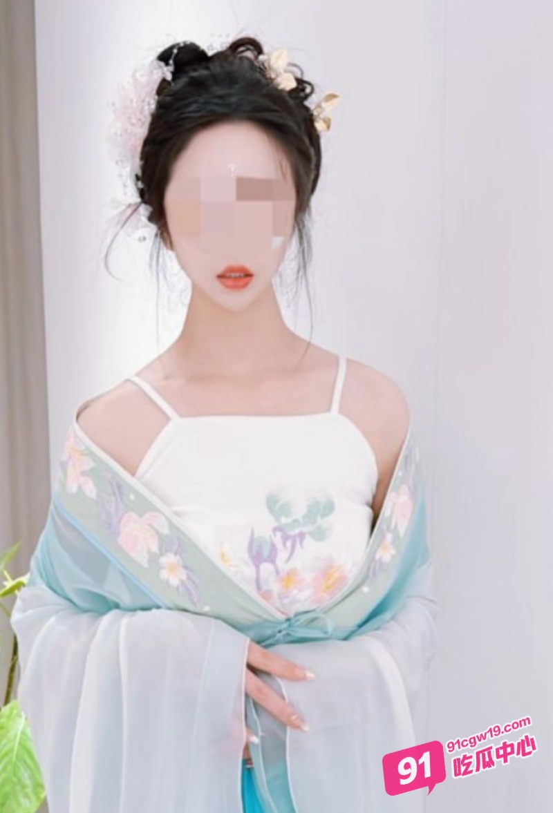 会喷水的亲姐姐 给姐姐汉服拍照为名 嫩穴无限喷水 不停说我太敏感了不要操了 配图