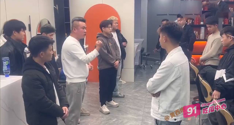理发店传销式培训 月薪几千块自我羞辱引热议 店长员工集体狂扇自己巴掌