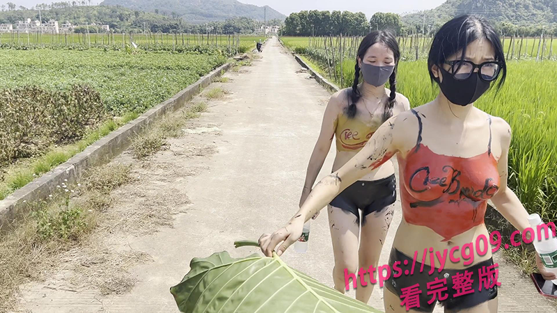 Cikai Moon姐妹花乡间全裸彩绘出行 引发路人频频偷瞄！ 配图6